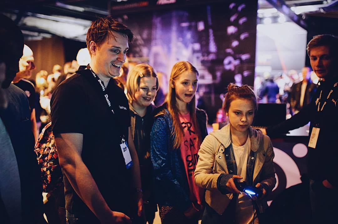 Besökare spelar tv-spel på Dustin Expo